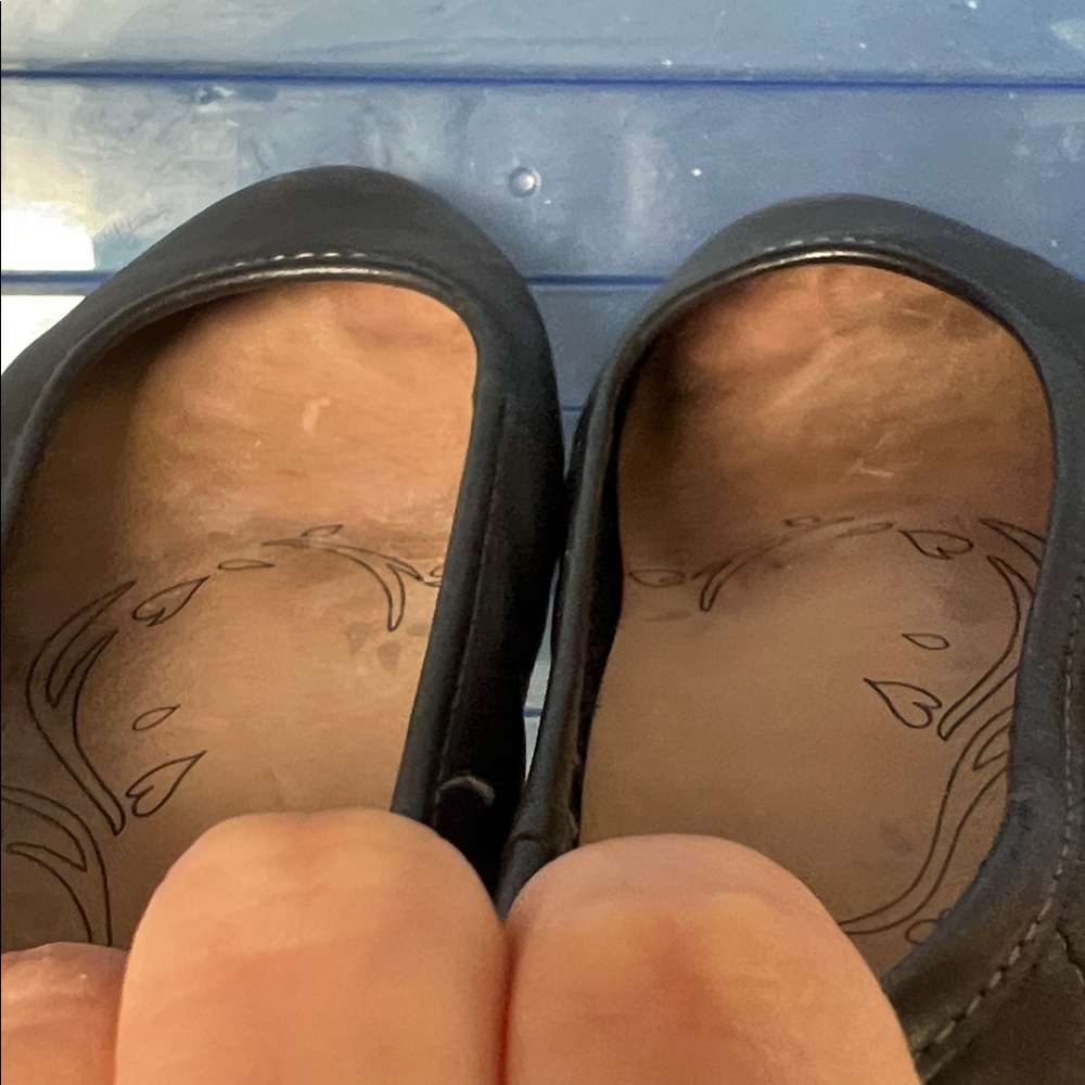 Taos Rascal Black Leather Flats - Picture 5 of 5